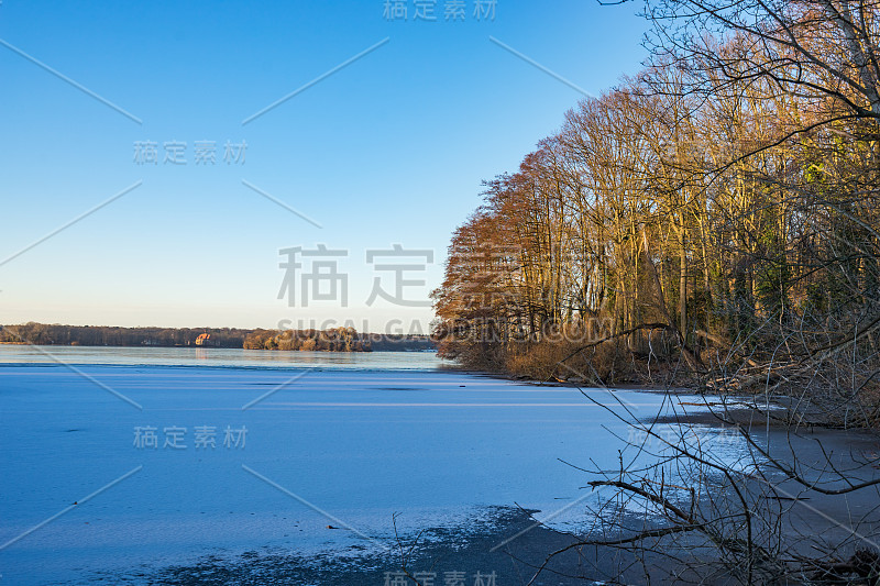 冬天，白雪覆盖的湖面上的日落