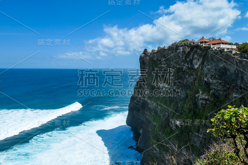 巴东-乌鲁瓦图寺位于悬崖边上