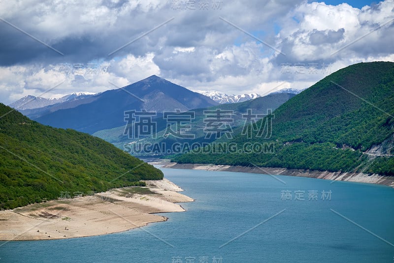 日瓦利水库景色。佐治亚州的阿纳努里湖，湖水湛蓝。