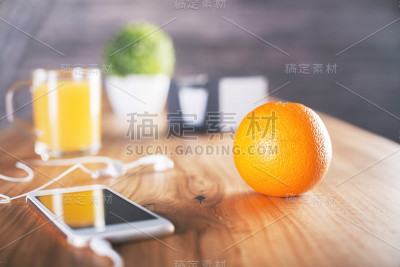 橙色在桌面
