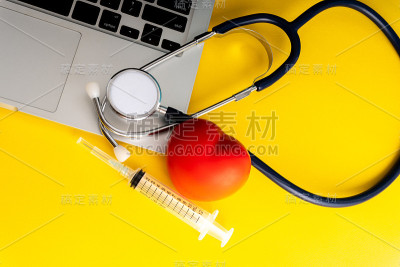 具有医学概念的听诊器和注射器。