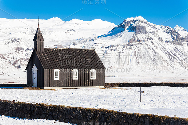 布达基尔加，或更著名的黑色教堂景观与蓝色的天空在冬季雪，冰岛