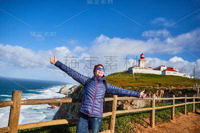 年轻女子在卡波达罗卡角与风景优美的风景，冬季旅行。位于葡萄牙的欧洲最西端