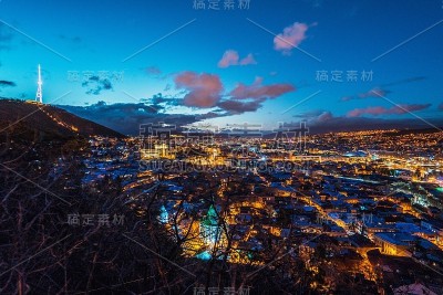 美丽的景象照亮第比利斯的夜晚
