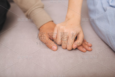 夫妇在爱。手的手。
