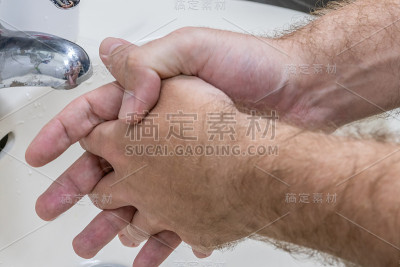 男人在洗手盆洗手特写