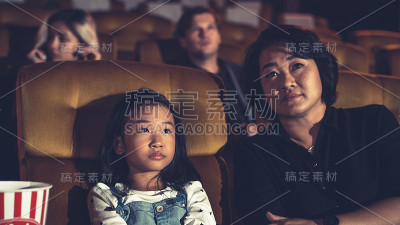 人们在电影院看电影。
