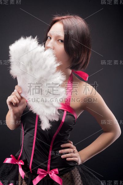 拿扇子的漂亮女孩