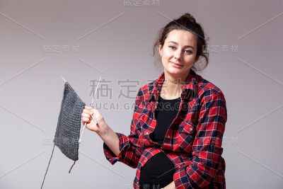 年轻女子针织