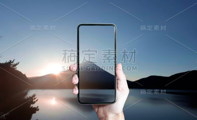 摄影师拿着智能手机拍照。旅行的概念。