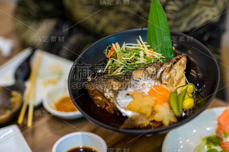 日本食品的概念。日式甜汁青菜蒸鲑鱼头。日式蒸鲑鱼烤鱼。酱油煮鲑鱼头配蔬菜。