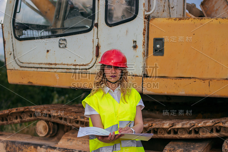 年轻女建筑工人