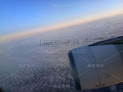 天空的场景，当飞过天空