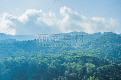 山上的日落。戏剧性的色彩丰富的天空和蓝色的山丘