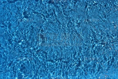 太阳反射在蓝色的池水从上面