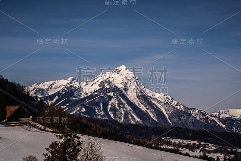 神奇的山地景观。美丽的阿尔卑斯山在奥地利的冬天。白雪覆盖的大山