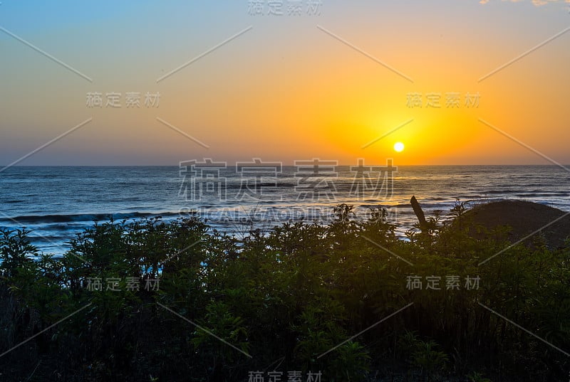 海上灿烂多彩的日出