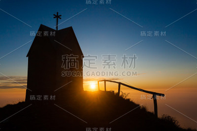 黎明时分，意大利格拉帕山的小教堂