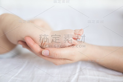 婴儿的脚在母亲的手中