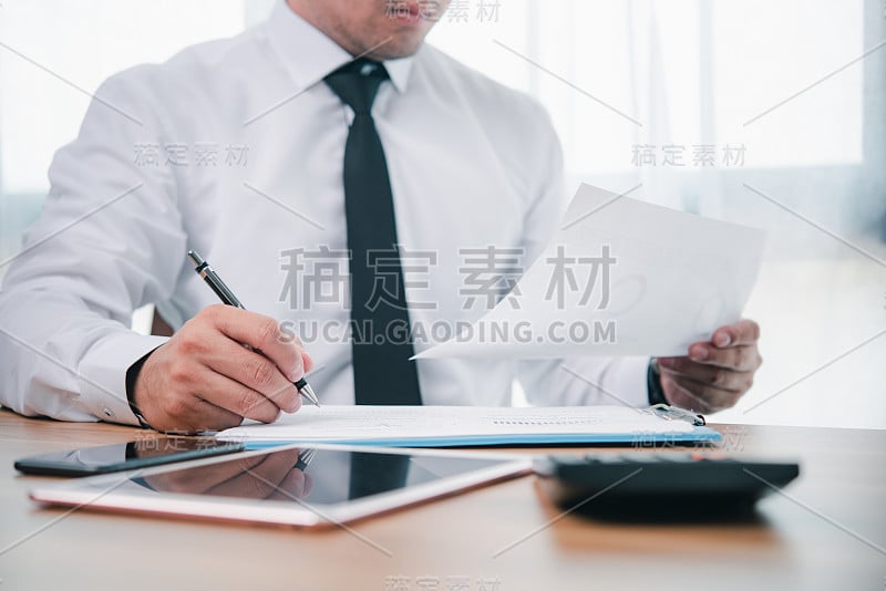 处理财务文件的商人或会计师职业经理人。会计签署财务报告。分析工作预算会计启动经济人的概念