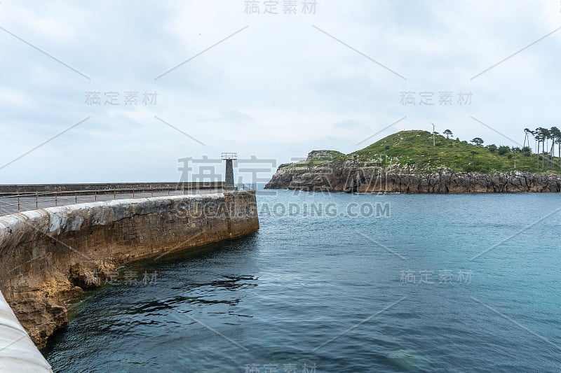 位于坎塔布里安海的比斯开湾勒凯提奥市海港的圣尼古拉斯岛。巴斯克地区