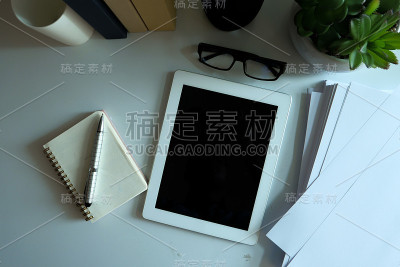 俯视图的数字平板电脑，纸和记事本