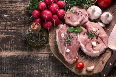 用新鲜的迷迭香装饰新鲜的肉馅