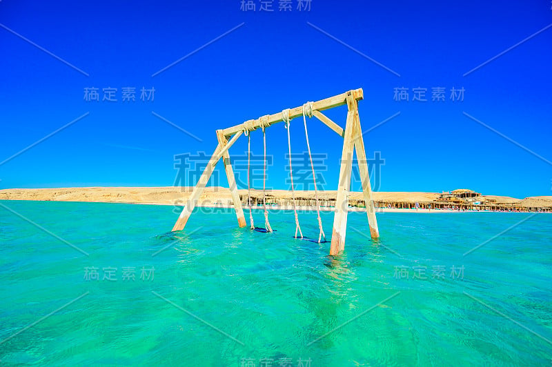 在清澈湛蓝的海水中摇摆-橙色海湾海滩与白色海滩-吉敦岛天堂般的海岸线，马赫米亚，赫尔加达，红海，埃及