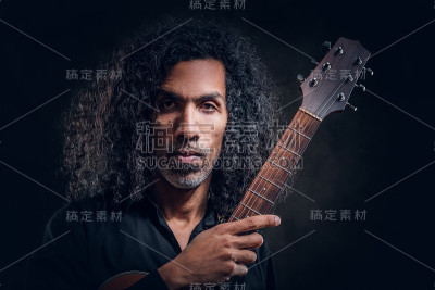 天才歌手的肖像与他的吉他