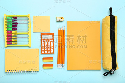 蓝色背景的学校用品