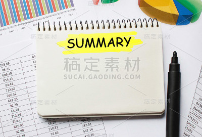 带有工具的笔记本和关于总结的笔记