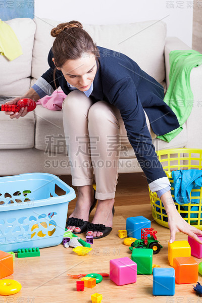 清理玩具的女工