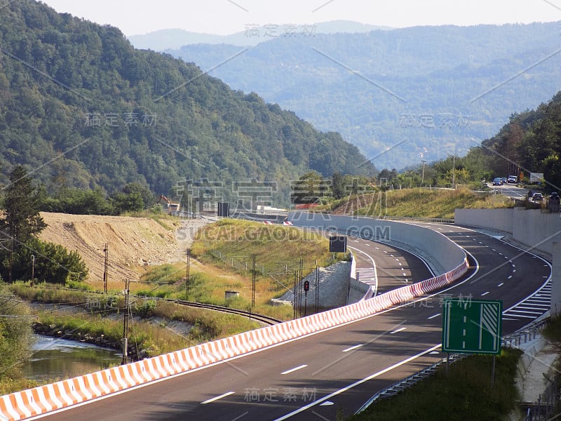 铁路从现代高速公路的立交桥下通过