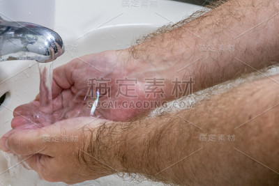 男人在洗手盆洗手特写