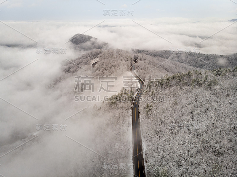 鸟瞰图蜿蜒的北卡罗莱纳州山路在雪