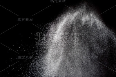 在黑色背景上发射白色粒子飞溅。