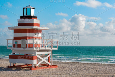 救生员小屋和大海