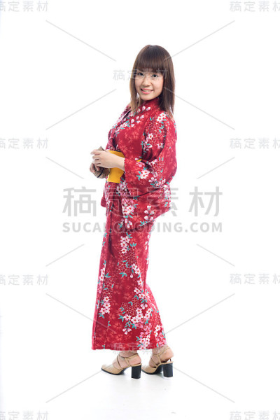 迷人的亚洲女人穿着和服与兰花花在白色的背景。