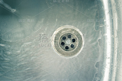 干净的水下降