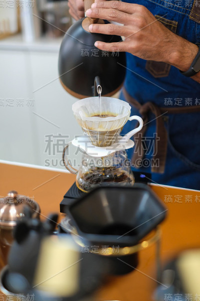 滴煮，过滤咖啡，或倒咖啡是一种方法，涉及到把水倒在烤过，磨碎的咖啡豆包含在一个过滤器。