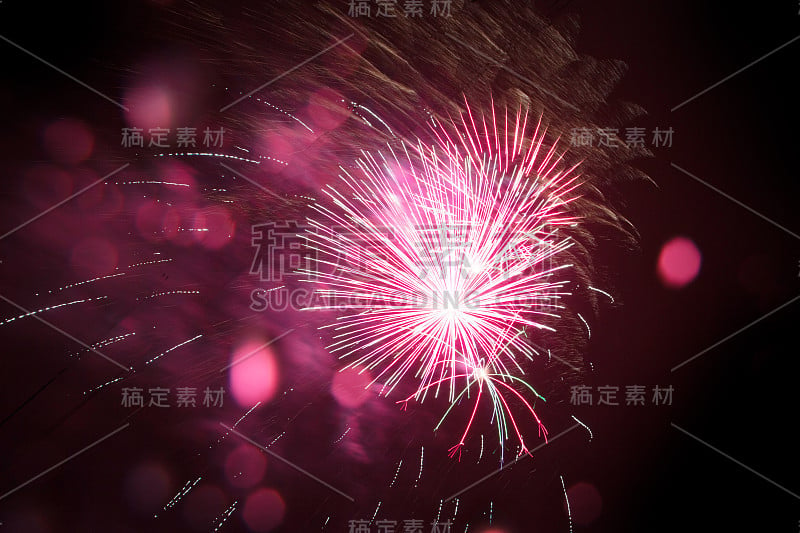 烟火照亮了天空，令人眼花缭乱。伟大国家的伟大节日。美国独立日的庆祝活动。7月4日。