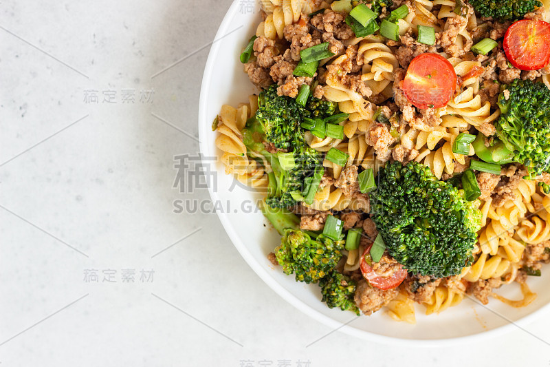 肉酱意大利面，圣女果和花椰菜。地中海风味的意大利面食——橄榄油、花椰菜和西红柿。