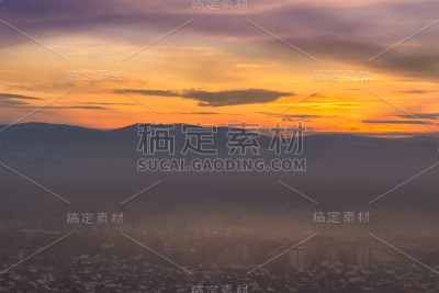 雾霾笼罩着皮洛特的城市景观，金色的天空布满了乌云