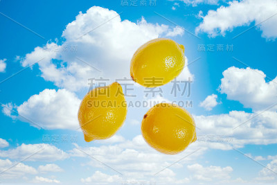 三个柠檬，蓝天和白云