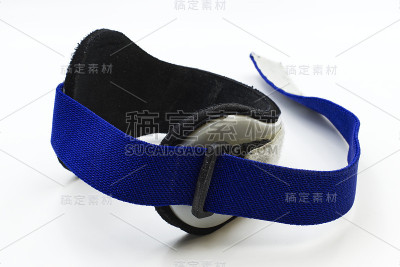 肘部支撑隔离在白色上