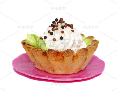 用小球装饰的白奶油蛋糕篮