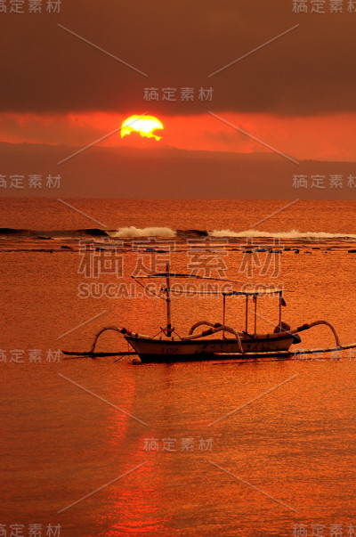 Sanur海滩上的渔船