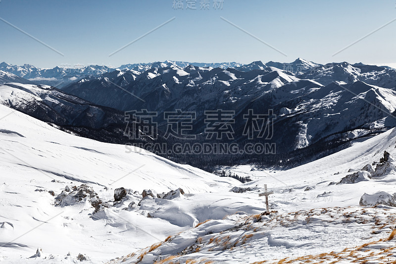 一览俄罗斯阿迪加国家自然保护区的群山。壮丽的山峰景色。