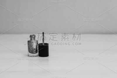 闪亮的彩色和明亮的指甲油与拷贝空间隔离。