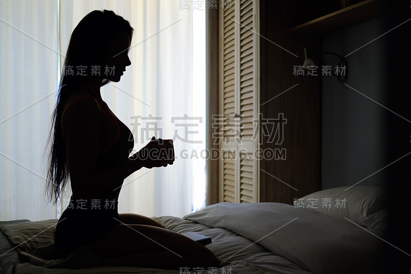 靠在窗户上的女人的黑影